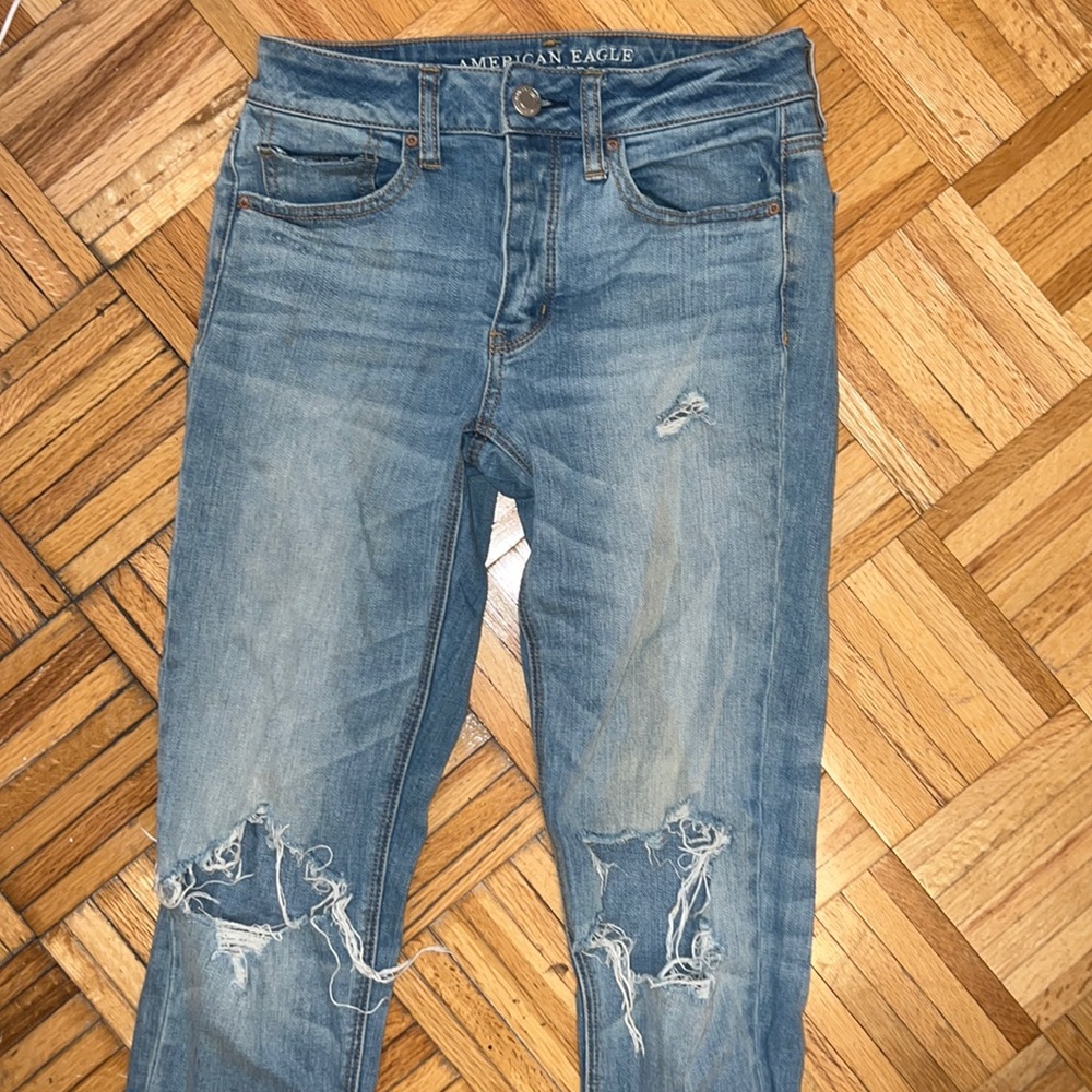 American Eagle Lightwash Jeans with Holes in Knee